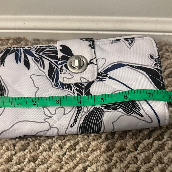 Vera Bradley Stylish Black and White Quilted Women's Wallet - Picture 6 of 7